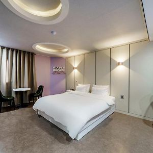 Gold King Room